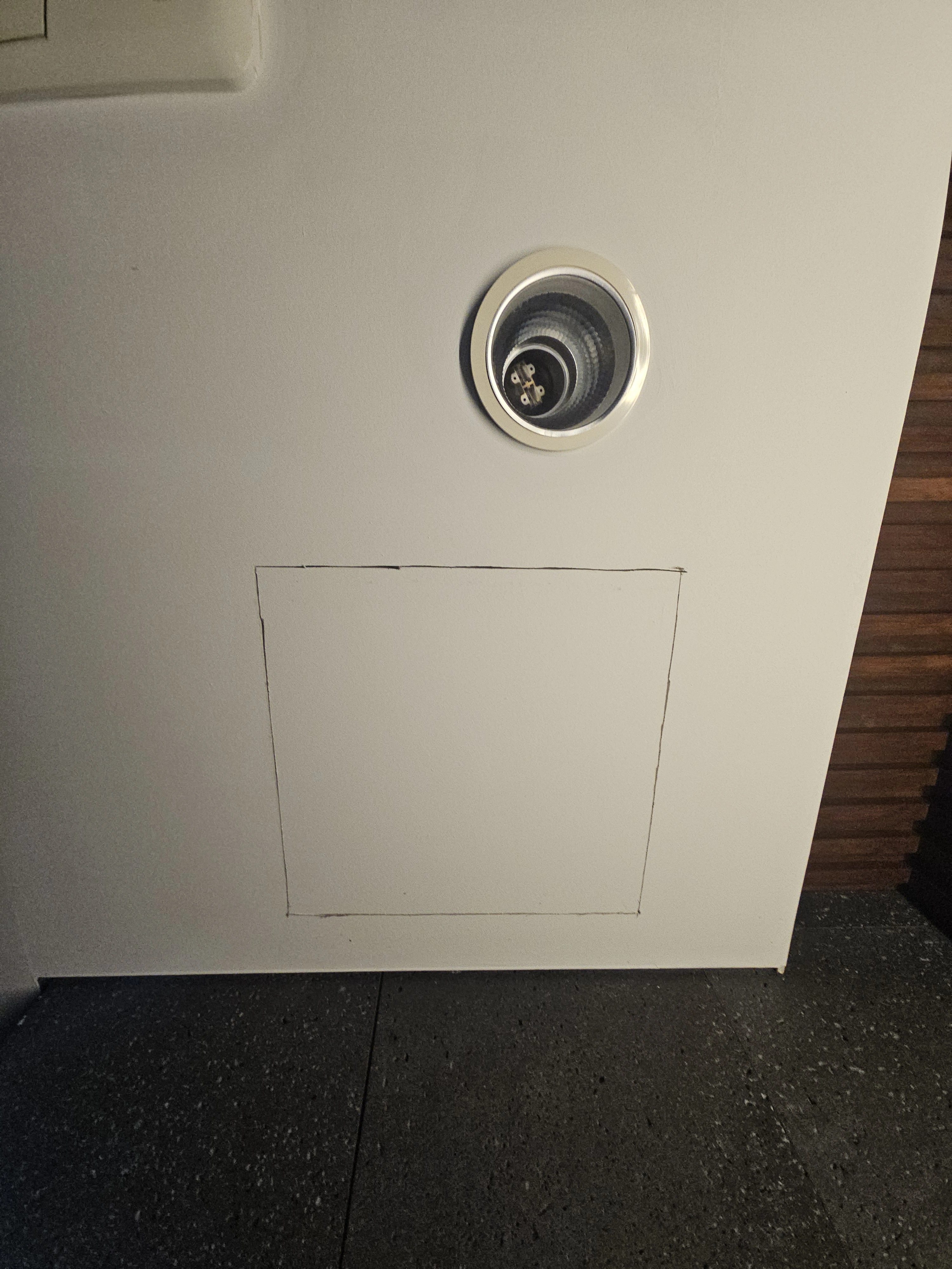 천장점검구시공 현장사진 - 타공 작업 단계