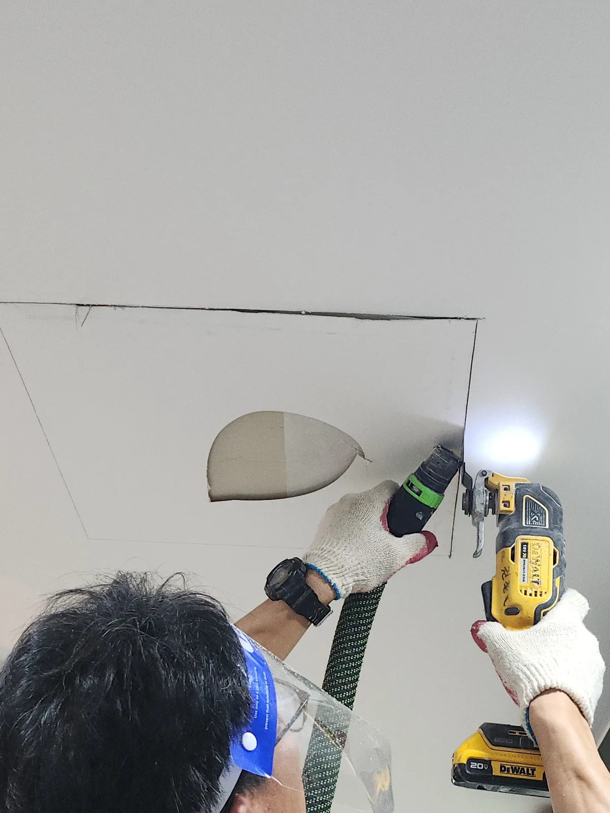 곰팡이 확인용 천장점검구시공 시공 완료 상태