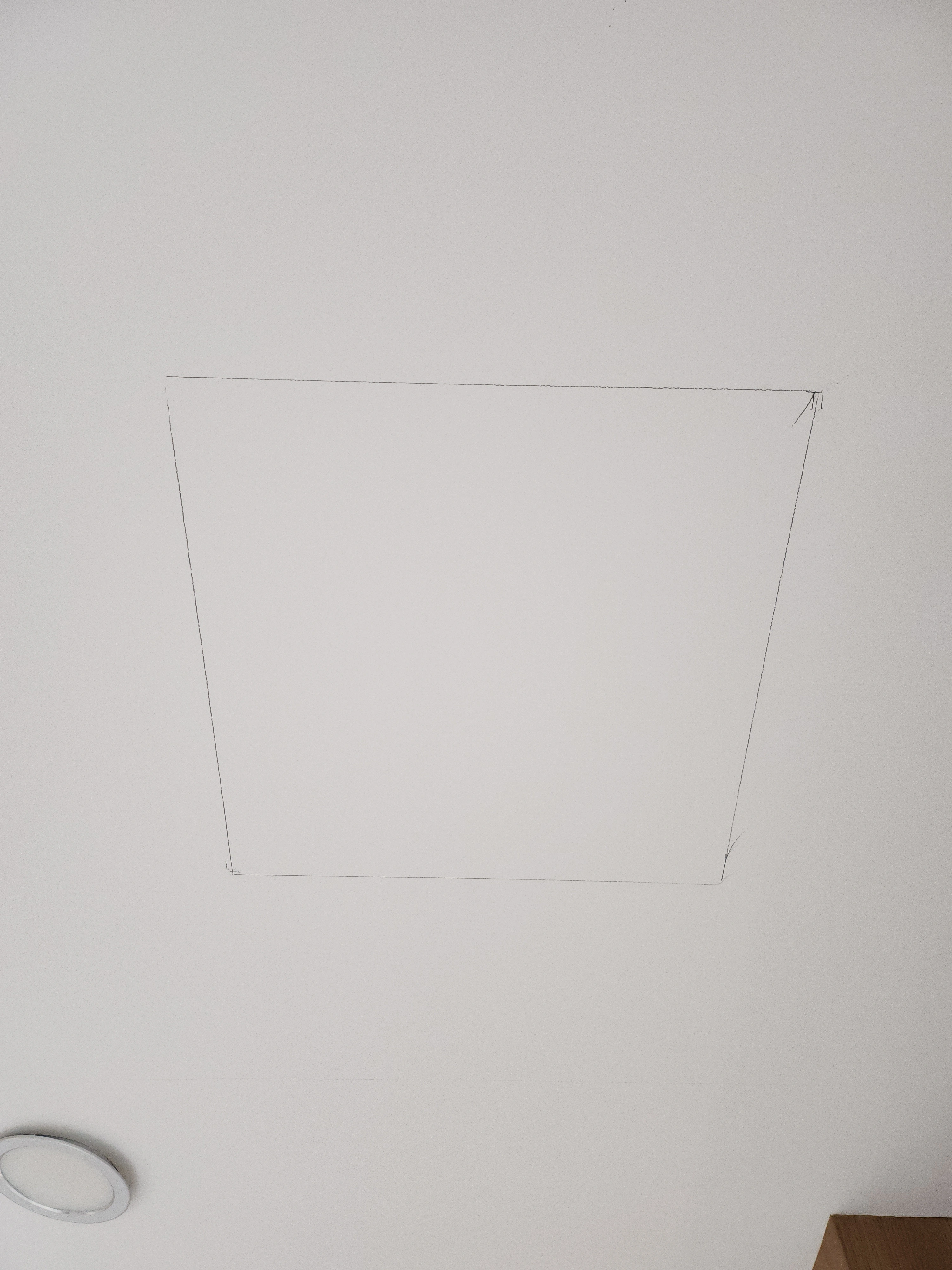 천장점검구 타공 작업 중