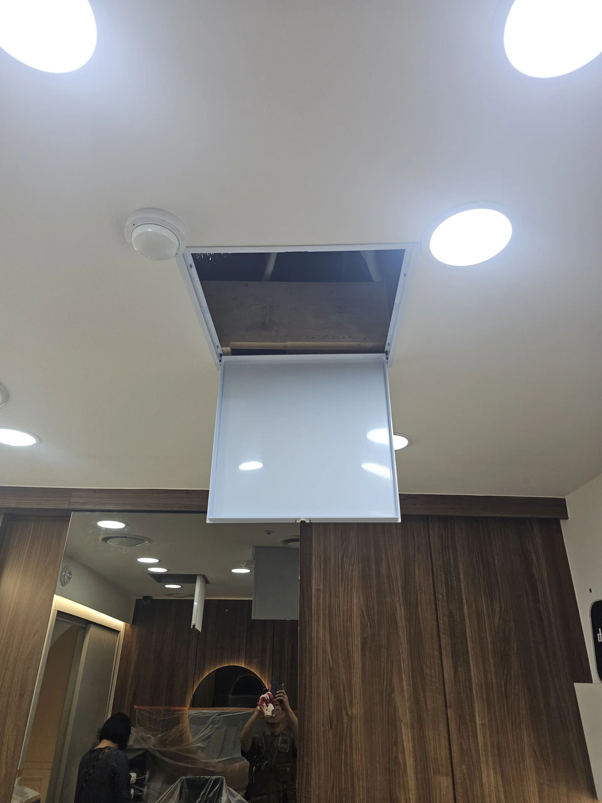 공유오피스 천장점검구시공 시공 완료 상태